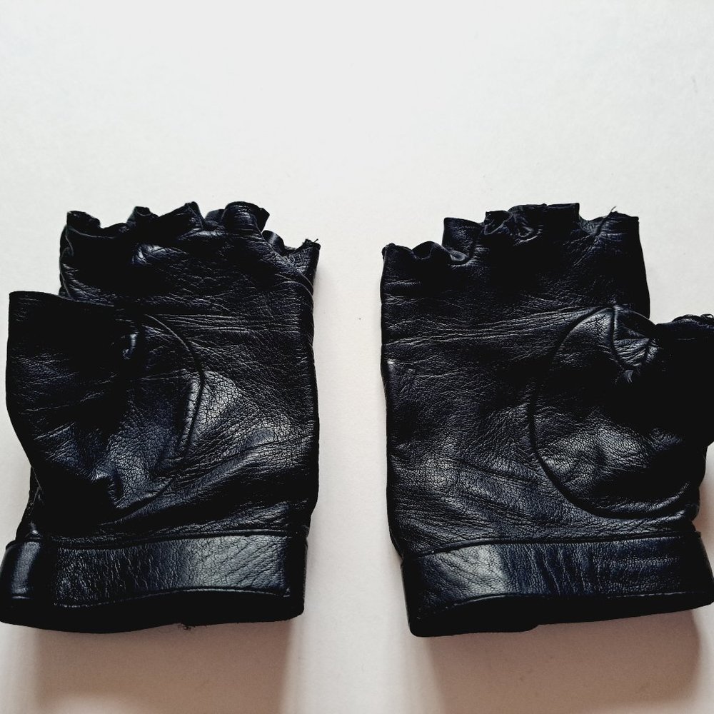 Chanel Lambskin Leather Black CC Quilted Fingerless Gloves Size 7 - Picture 5 of 12